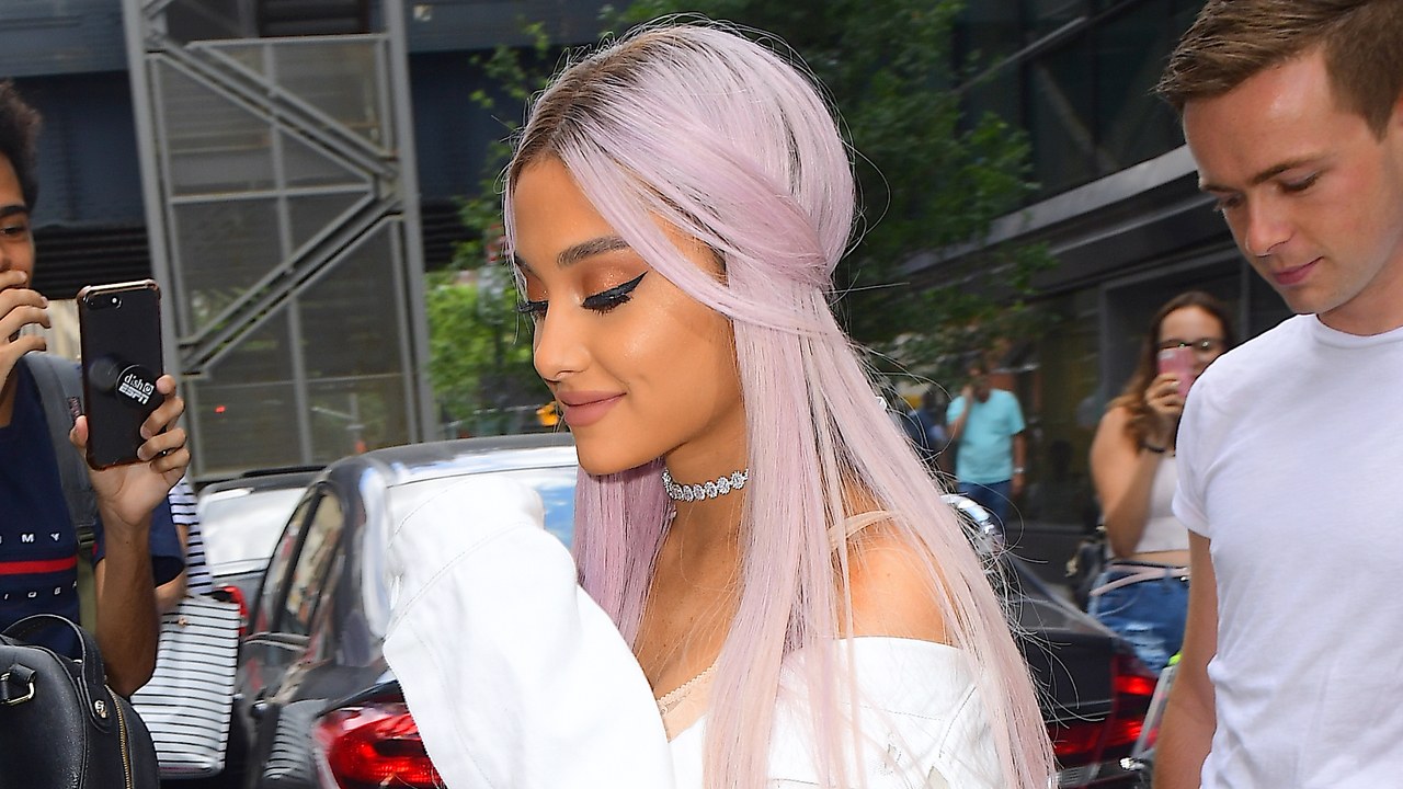 Ariana Grande Tampil Menawan Dengan Rambut Warna Lavender